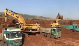 挖土机挖土视频,土石翻飞现场实况